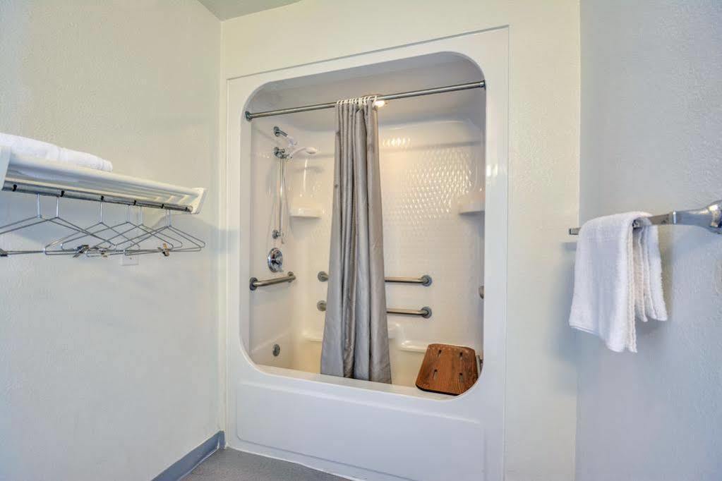 טילמנס קורנר Rodeway Inn מראה חיצוני תמונה